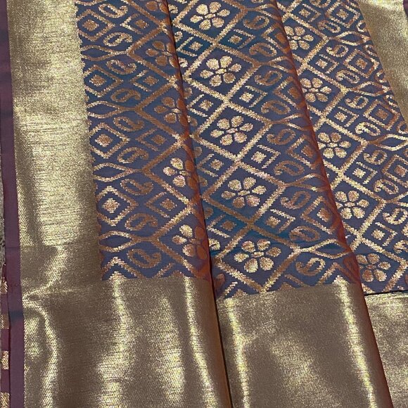 Green with wine dual tone banarasi silk saree with all over jamewar zari work - Picture 11 of 13